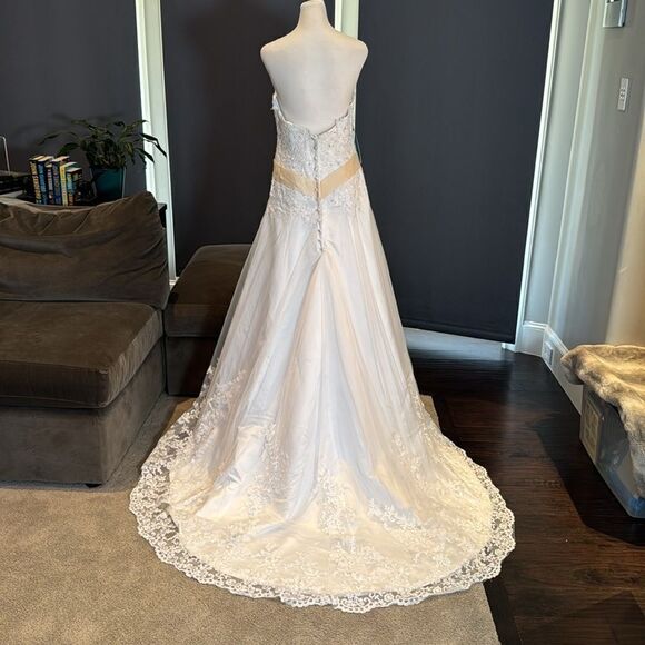 Women’s White Sweetheart Neckline Wedding Dress Zip Back Train Size 6 NWT - Picture 5 of 11
